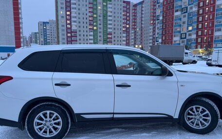 Mitsubishi Outlander III рестайлинг 3, 2017 год, 1 730 000 рублей, 4 фотография