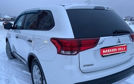Mitsubishi Outlander III рестайлинг 3, 2017 год, 1 730 000 рублей, 5 фотография