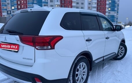 Mitsubishi Outlander III рестайлинг 3, 2017 год, 1 730 000 рублей, 7 фотография