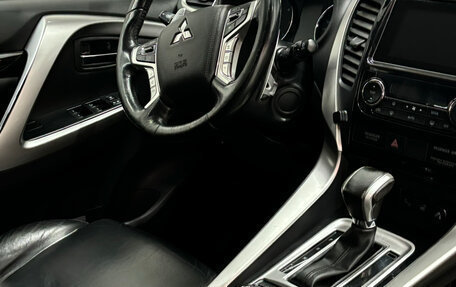 Mitsubishi Pajero Sport III рестайлинг, 2017 год, 3 420 000 рублей, 17 фотография