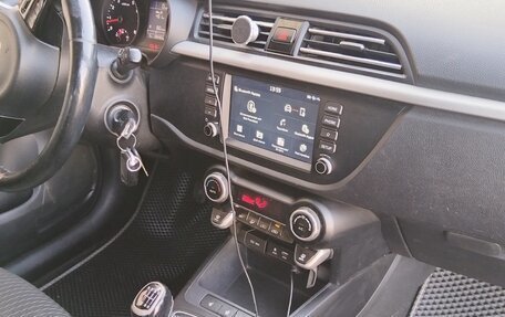 KIA Rio IV, 2018 год, 975 000 рублей, 10 фотография