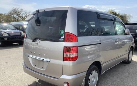 Toyota Noah III, 2002 год, 1 150 000 рублей, 4 фотография