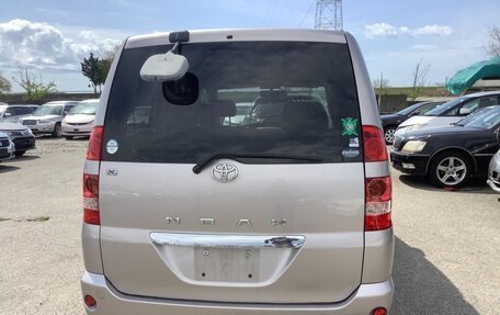 Toyota Noah III, 2002 год, 1 150 000 рублей, 8 фотография