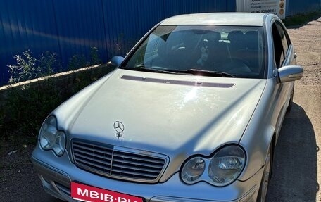 Mercedes-Benz C-Класс, 2004 год, 600 000 рублей, 1 фотография