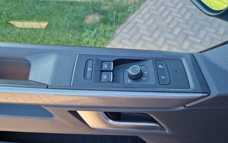 Volkswagen Multivan T6 рестайлинг, 2019 год, 5 370 000 рублей, 5 фотография