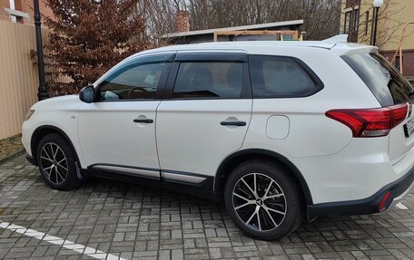 Mitsubishi Outlander III рестайлинг 3, 2018 год, 1 910 000 рублей, 2 фотография