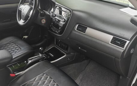 Mitsubishi Outlander III рестайлинг 3, 2018 год, 1 910 000 рублей, 10 фотография