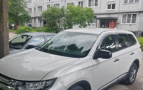 Mitsubishi Outlander III рестайлинг 3, 2018 год, 1 910 000 рублей, 9 фотография