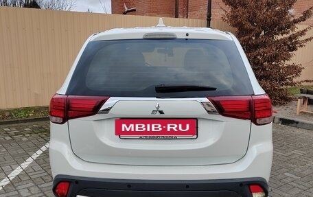 Mitsubishi Outlander III рестайлинг 3, 2018 год, 1 910 000 рублей, 4 фотография