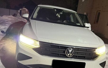 Volkswagen Tiguan II, 2021 год, 2 860 000 рублей, 2 фотография