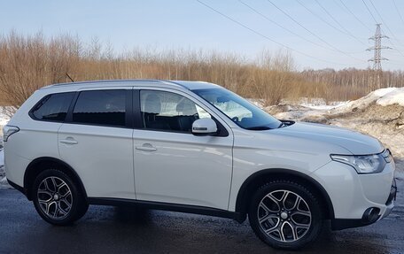 Mitsubishi Outlander III рестайлинг 3, 2014 год, 1 625 000 рублей, 1 фотография