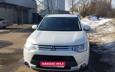 Mitsubishi Outlander III рестайлинг 3, 2014 год, 1 625 000 рублей, 3 фотография