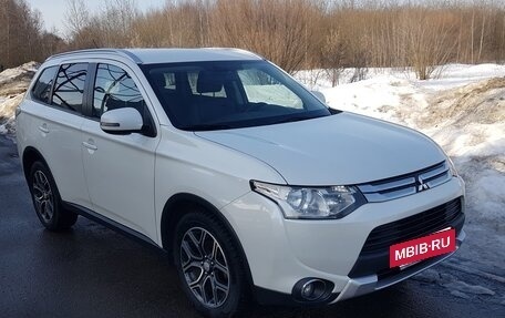 Mitsubishi Outlander III рестайлинг 3, 2014 год, 1 625 000 рублей, 2 фотография