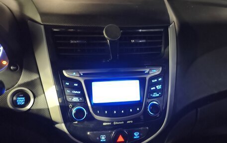 Hyundai Solaris II рестайлинг, 2011 год, 700 000 рублей, 2 фотография