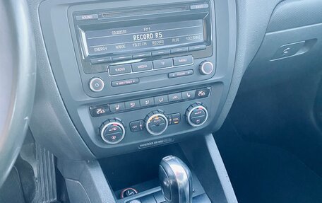 Volkswagen Jetta VI, 2013 год, 1 000 000 рублей, 12 фотография