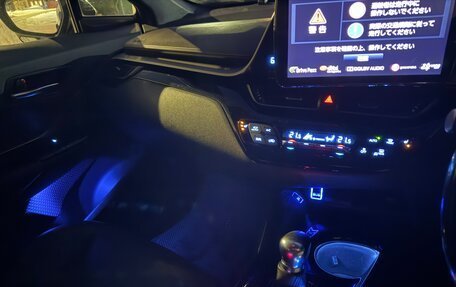 Toyota C-HR I рестайлинг, 2017 год, 2 170 000 рублей, 13 фотография