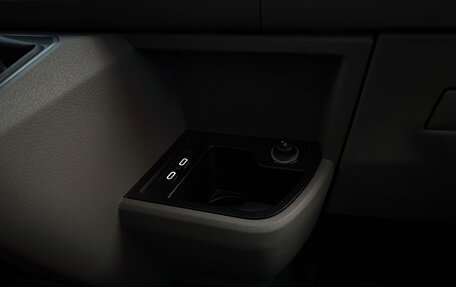 Volkswagen Caravelle T6 рестайлинг, 2021 год, 4 800 000 рублей, 13 фотография