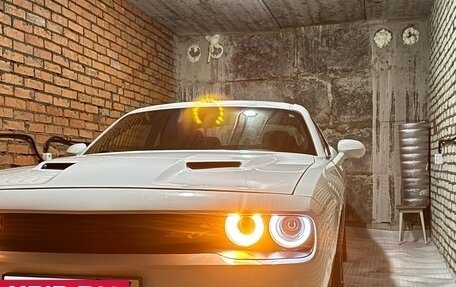 Dodge Challenger III рестайлинг 2, 2018 год, 5 500 000 рублей, 7 фотография