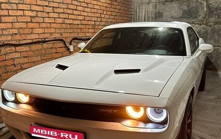 Dodge Challenger III рестайлинг 2, 2018 год, 5 500 000 рублей, 6 фотография