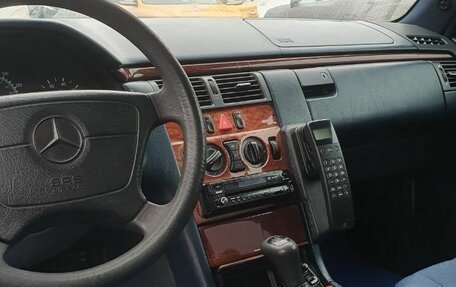 Mercedes-Benz E-Класс, 1996 год, 220 000 рублей, 5 фотография