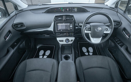 Toyota Prius IV XW50, 2018 год, 1 699 000 рублей, 18 фотография