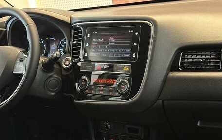 Mitsubishi Outlander III рестайлинг 3, 2019 год, 2 390 000 рублей, 11 фотография