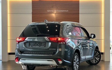 Mitsubishi Outlander III рестайлинг 3, 2019 год, 2 390 000 рублей, 4 фотография