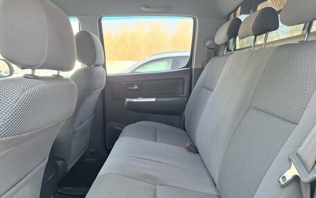 Toyota Hilux VII, 2013 год, 1 990 000 рублей, 17 фотография