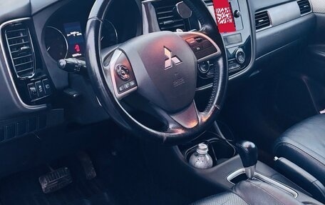 Mitsubishi Outlander III рестайлинг 3, 2013 год, 1 400 000 рублей, 2 фотография