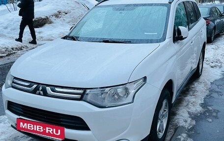 Mitsubishi Outlander III рестайлинг 3, 2013 год, 1 400 000 рублей, 9 фотография