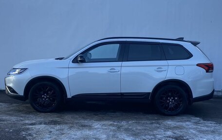 Mitsubishi Outlander III рестайлинг 3, 2022 год, 3 300 000 рублей, 8 фотография