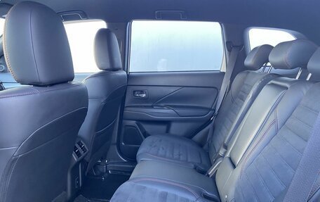 Mitsubishi Outlander III рестайлинг 3, 2022 год, 3 300 000 рублей, 10 фотография