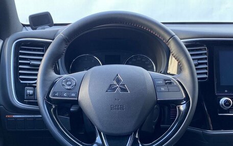 Mitsubishi Outlander III рестайлинг 3, 2022 год, 3 300 000 рублей, 12 фотография