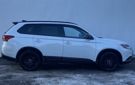 Mitsubishi Outlander III рестайлинг 3, 2022 год, 3 300 000 рублей, 4 фотография