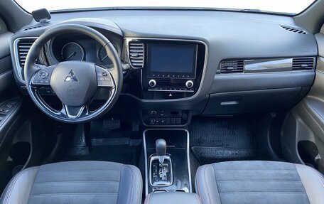 Mitsubishi Outlander III рестайлинг 3, 2022 год, 3 300 000 рублей, 11 фотография