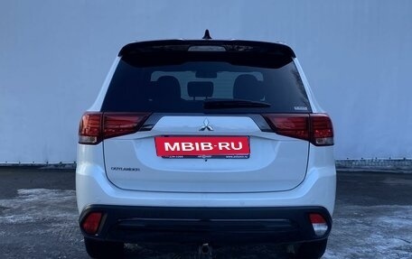 Mitsubishi Outlander III рестайлинг 3, 2022 год, 3 300 000 рублей, 6 фотография