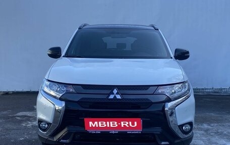 Mitsubishi Outlander III рестайлинг 3, 2022 год, 3 300 000 рублей, 2 фотография