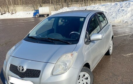 Toyota Yaris III рестайлинг, 2007 год, 615 000 рублей, 2 фотография