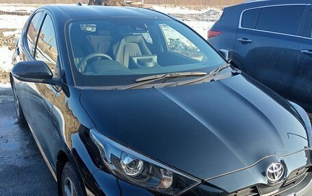 Toyota Yaris, 2021 год, 1 250 000 рублей, 2 фотография