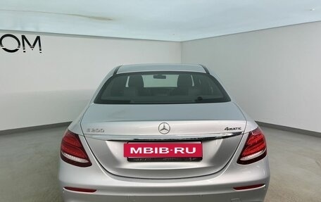 Mercedes-Benz E-Класс, 2019 год, 3 990 000 рублей, 4 фотография