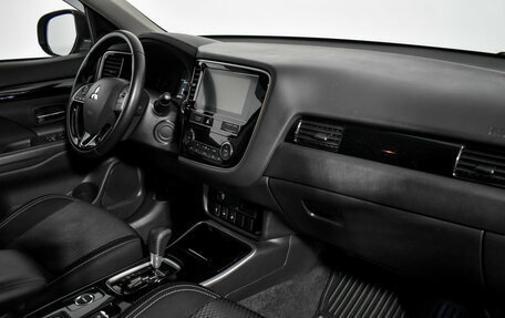 Mitsubishi Outlander III рестайлинг 3, 2019 год, 2 399 000 рублей, 15 фотография