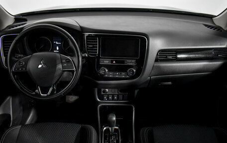 Mitsubishi Outlander III рестайлинг 3, 2019 год, 2 399 000 рублей, 14 фотография