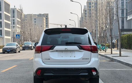 Mitsubishi Outlander III рестайлинг 3, 2022 год, 2 000 123 рублей, 5 фотография