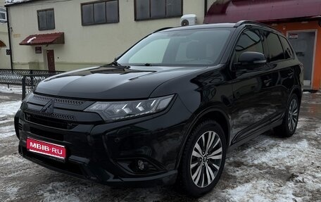 Mitsubishi Outlander III рестайлинг 3, 2021 год, 2 900 000 рублей, 1 фотография