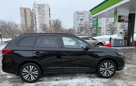 Mitsubishi Outlander III рестайлинг 3, 2021 год, 2 900 000 рублей, 3 фотография