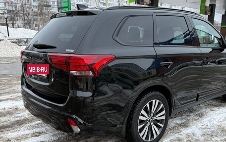 Mitsubishi Outlander III рестайлинг 3, 2021 год, 2 900 000 рублей, 4 фотография