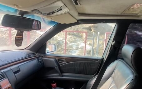 Mercedes-Benz E-Класс, 1996 год, 200 000 рублей, 3 фотография