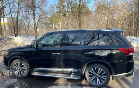 Mitsubishi Outlander III рестайлинг 3, 2019 год, 3 500 000 рублей, 6 фотография