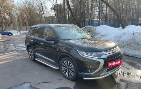 Mitsubishi Outlander III рестайлинг 3, 2019 год, 3 500 000 рублей, 4 фотография