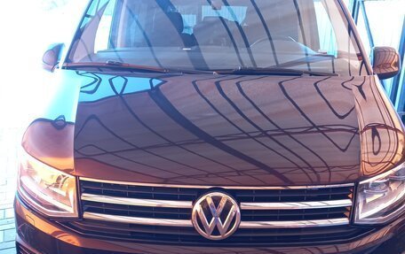 Volkswagen Caravelle T6 рестайлинг, 2017 год, 3 650 000 рублей, 1 фотография